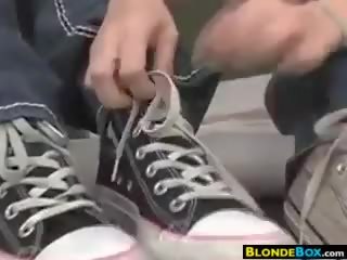 Monada niñas jugando con su pies