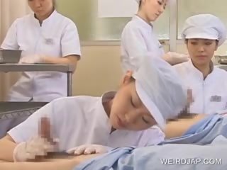 Japonsko medicinska sestra srkanje prihajanje ven od potrebni pecker