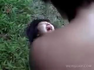 Dễ vỡ á châu nư sinh nhận tàn nhẫn fucked lược ngoài trời