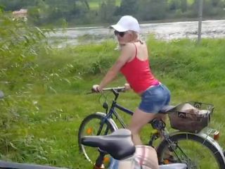 Bicyle tour نهايات مع مزدوج حمل من بوضعه