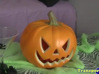 Costumed mustanahaline munniga tüdruk wanks putz edasi halloween