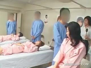 Asiatique brunette fille coups poilu arbre à la hôpital